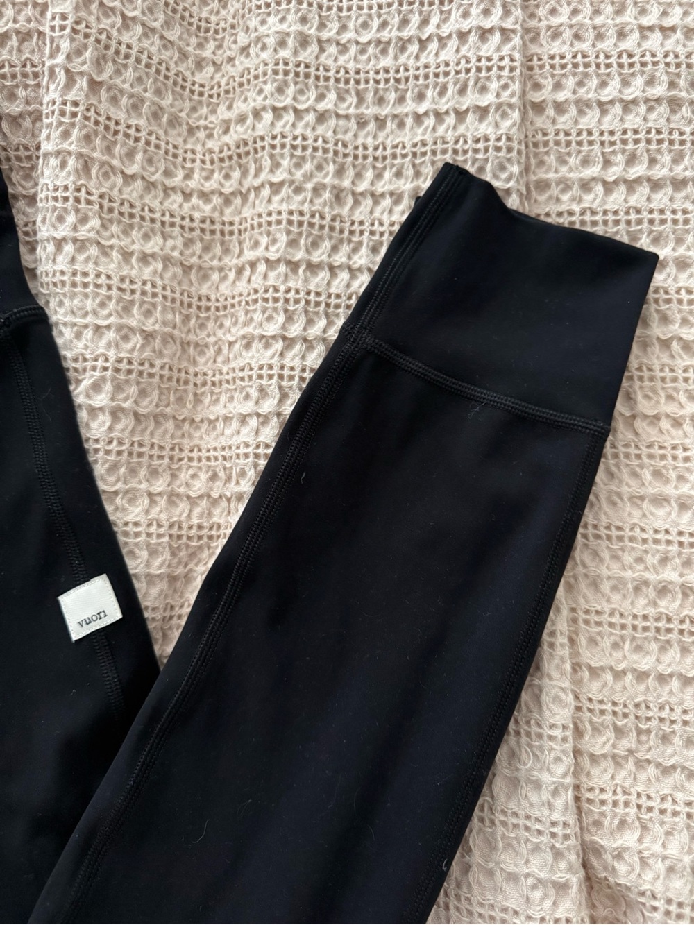 Vuori Black Leggings with Drawstring - Picture 3 of 3